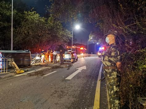 两车相撞三人被困，武警深圳支队战士协力救援 武警 救援 相撞 新浪新闻