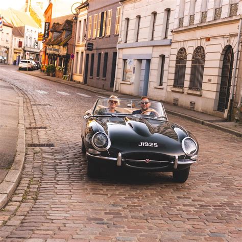 CONDUITE DE LA COLLECTION E-TYPE 60 DE JAGUAR CLASSIC EN L’HONNEUR DU ...