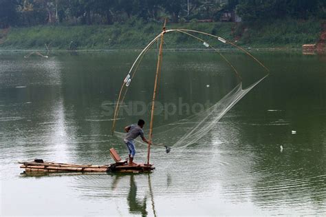 Foto Mencari Ikan Dengan Alat Tradisional