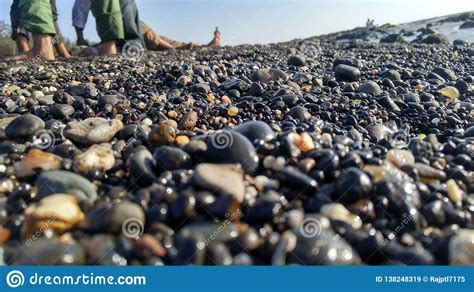 Seixos Naturais Na Costa Do Oceano Imagem De Stock Imagem De Rocha