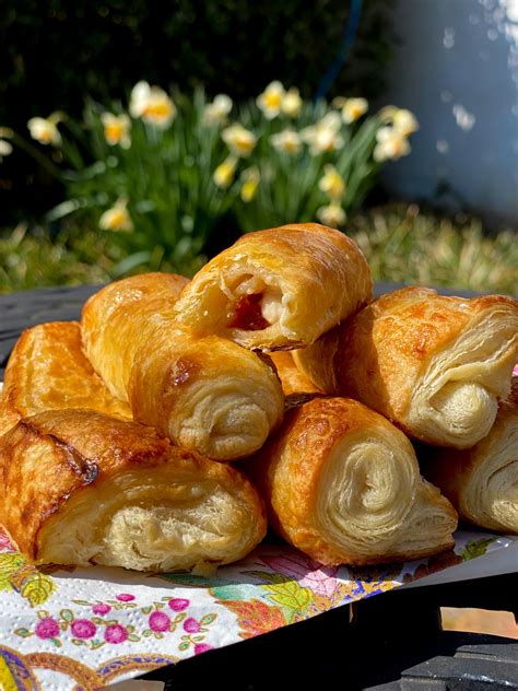 Pastelitos De Guayaba Y Queso Guava Cheese Pastries Desocio In The