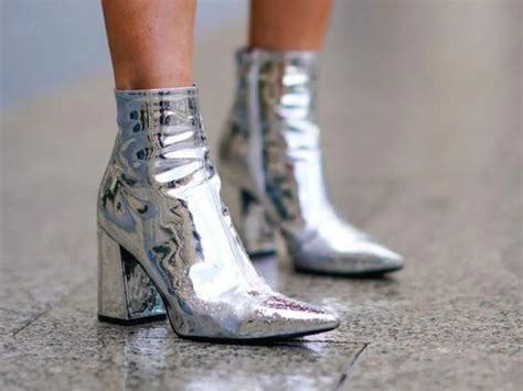 Cómo Lucir Las Botas Plata” La Tendencia Metalizada Que Traspasó Las