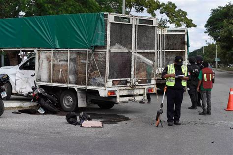 Motociclistas se salvan de morir aplastados por una camioneta en Mérida