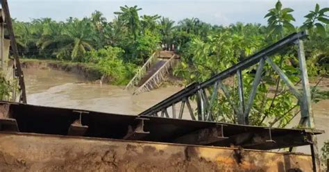 Jembatan Penghubung Antar Kecamatan Di Gereudong Pasee Roboh