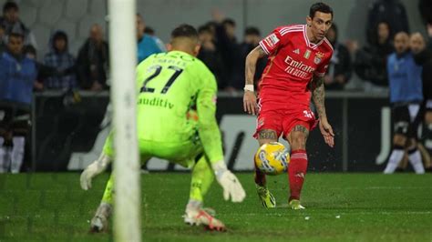 Di María volta a reagir ao empate em Guimarães Isto continua e tudo