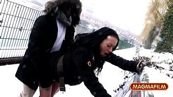Milf alemana montando una BBC en público en la nieve de Berlín XVIDEOS