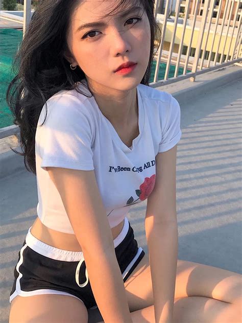 Hot girl 2K3 dậy thì hoàn hảo thân hình nóng bỏng nhưng gương mặt lại lạnh như tiền không