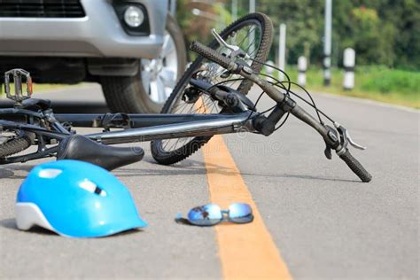 Choque De Coche Del Accidente Con La Bicicleta En El Camino Foto De