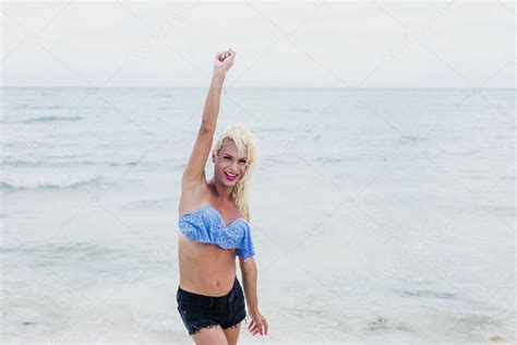 retrato de mujer transgénero latina en la playa en México América Latina comunidad hispana lgbt