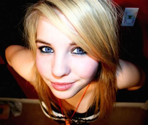 Unknow Name Blonde Scrolller