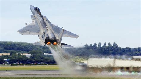 Skilled Us F 15 Pilot Goes Vertical During Take Off At Full Afterburner Youtube