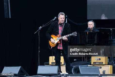 Vince Gill In Concert Photos And Premium High Res Pictures Getty Images