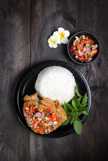 Ayam Geprek sambal matah. Fried chicken - Photos by Canva