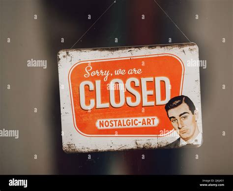 Closed sign. sorry we are closed Vintage Sign Retro Sign Stock Photo - Alamy