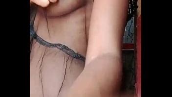 Mujer negra sexy exhibiendo tetas usando diferentes tipos de tops de lencería sexy XVIDEOS