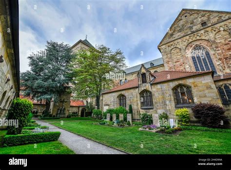 Innenhof Mit Kreuzgang Dom St Peter Osnabr Ck Niedersachsen