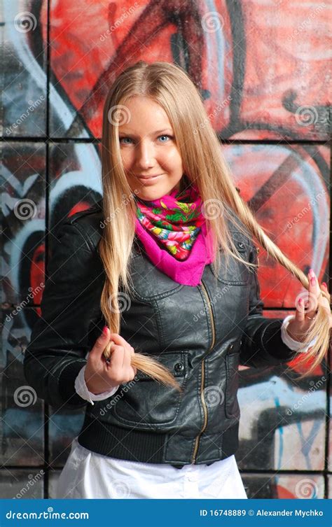 Pose Blonde De Femme Du Graffiti Image Stock Image Du Caucasien Graffitis 16748889