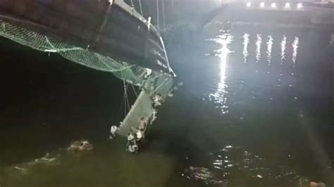 India Crolla Il Ponte Sul Fiume Machchu Con Centinaia Di Persone Sopra