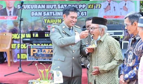 Didampingi Kasat Pol PP Usai Upacara Bupati Fadhil Arief Potong