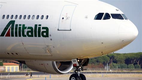 Alitalia Il Piano Entro Maggio Bruciati Milioni Lanno La