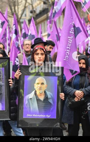 Paris France D Cembre Jeunes Femmes Kurdes Tenant Des Cadres