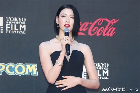 三吉彩花、美スタイル際立つ黒ドレスで魅了 想像以上の階段に「ドキドキ」 マイナビニュース