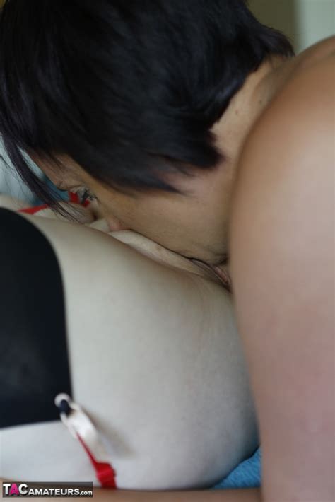 Thick Lesbians Take Turns Licking Each Others Shaved Pussy On A Bed Coedcherry