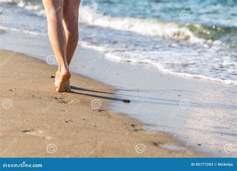 Curso Da Praia Passeio Da Mulher Imagem De Stock Imagem De