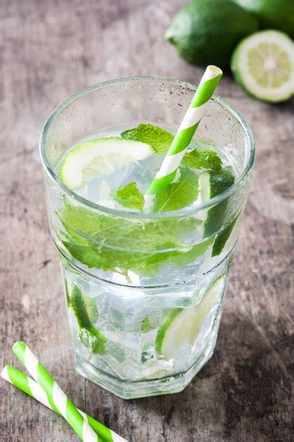 Premium Photo | Mojito cocktail in glass on wooden