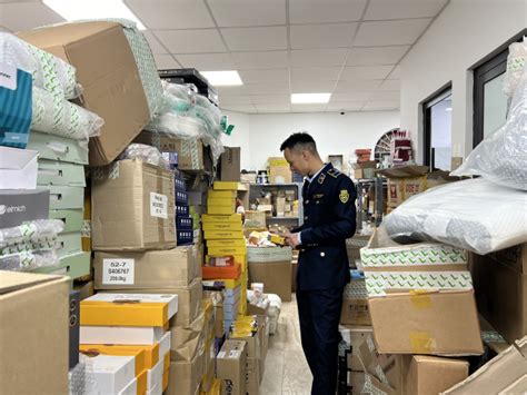 Clip cận cảnh kho hàng bị đột kích của hot girl livestream chốt ngàn đơn mỗi phiên Căn biệt