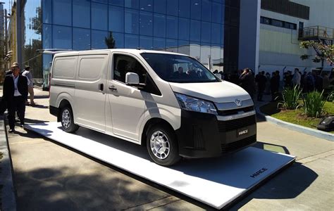 Toyota presentó el Hiace su primer furgón en Argentina Toyota presentó