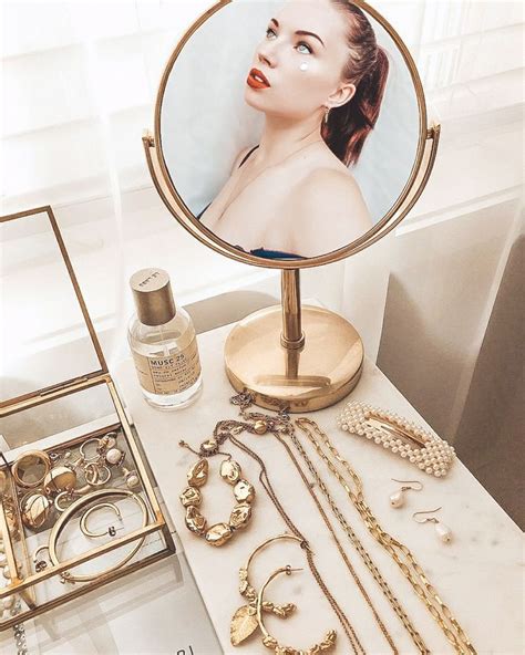 Отражение в зеркале Pics Art | Beauty industry, Mirror table, Decor