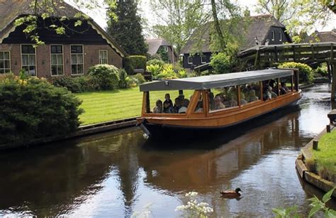 Giethoorn boat tour. Are you sailing with us?