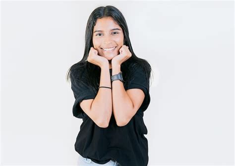 Retrato de uma garota latina amigável sorrindo isolado close up do rosto de uma garota latino