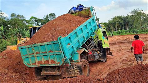 Dump Truk Rombongan Mobil Truk Pengangkut Tanah Bongkar Muatan Full