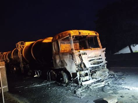 Carreta pega fogo ao bater em caminhão na Dutra Diário do Vale