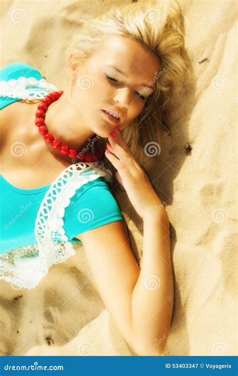 Belle Fille Blonde Sur La Plage Sablonneuse Portrait Image Stock