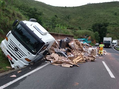 Carreta tomba na Serra das Araras em Piraí RJ e trânsito fica lento