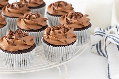 Cupcakes De Chocolate Muy Esponjosas Y F Ciles De Hacer Paso A Paso