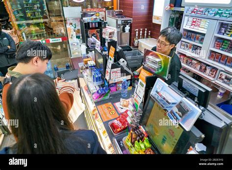 HONG KONG CHINA CIRCA JANUARY 2019 People Shopping At A 7 Eleven