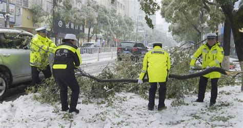 市公安交警大队：雪天执勤保畅通 守护平安出行路