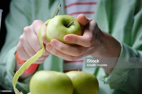 Photo Libre De Droit De Éplucher Une Pomme Banque Dimages Et Plus D