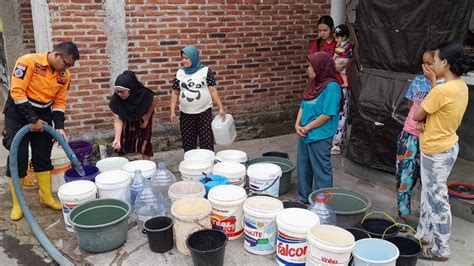 Sk Tanggap Darurat Belum Terbit Distribusi Air Bersih Andalkan Bantuan