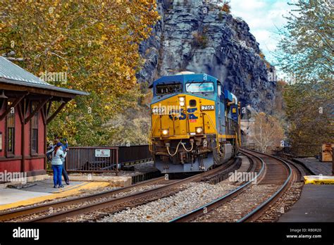 Harpers Ferry Wv Usa November 3 2018 A Csx Freight Train Enters West Virginia From