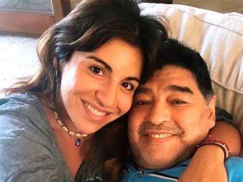 Gianinna Maradona indignada por la subasta del Balón de Oro de Diego