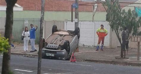 G1 Carro capota após bater em outro veículo em bairro de Rio Preto