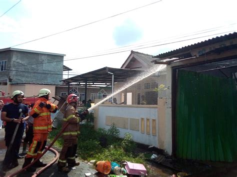 Akibat Konsleting Listrik Rumah Warga Gang Menur Terbakar