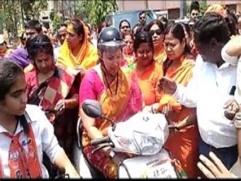 Up Smriti Irani Took Out Rally In Support Of Ravi Kishan Runs Scooty