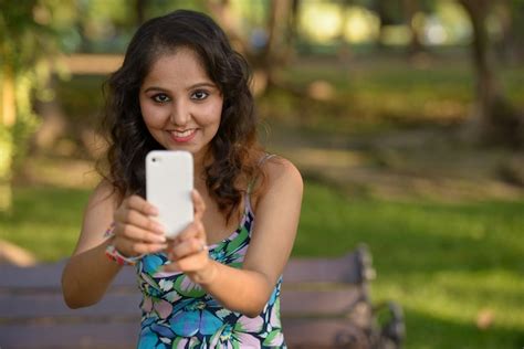 Feliz Joven Hermosa Mujer India Tomando Fotografías Con El Teléfono En