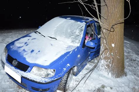 Wypadek w Jelnicy Straciła panowanie nad autem uderzyła w drzewo